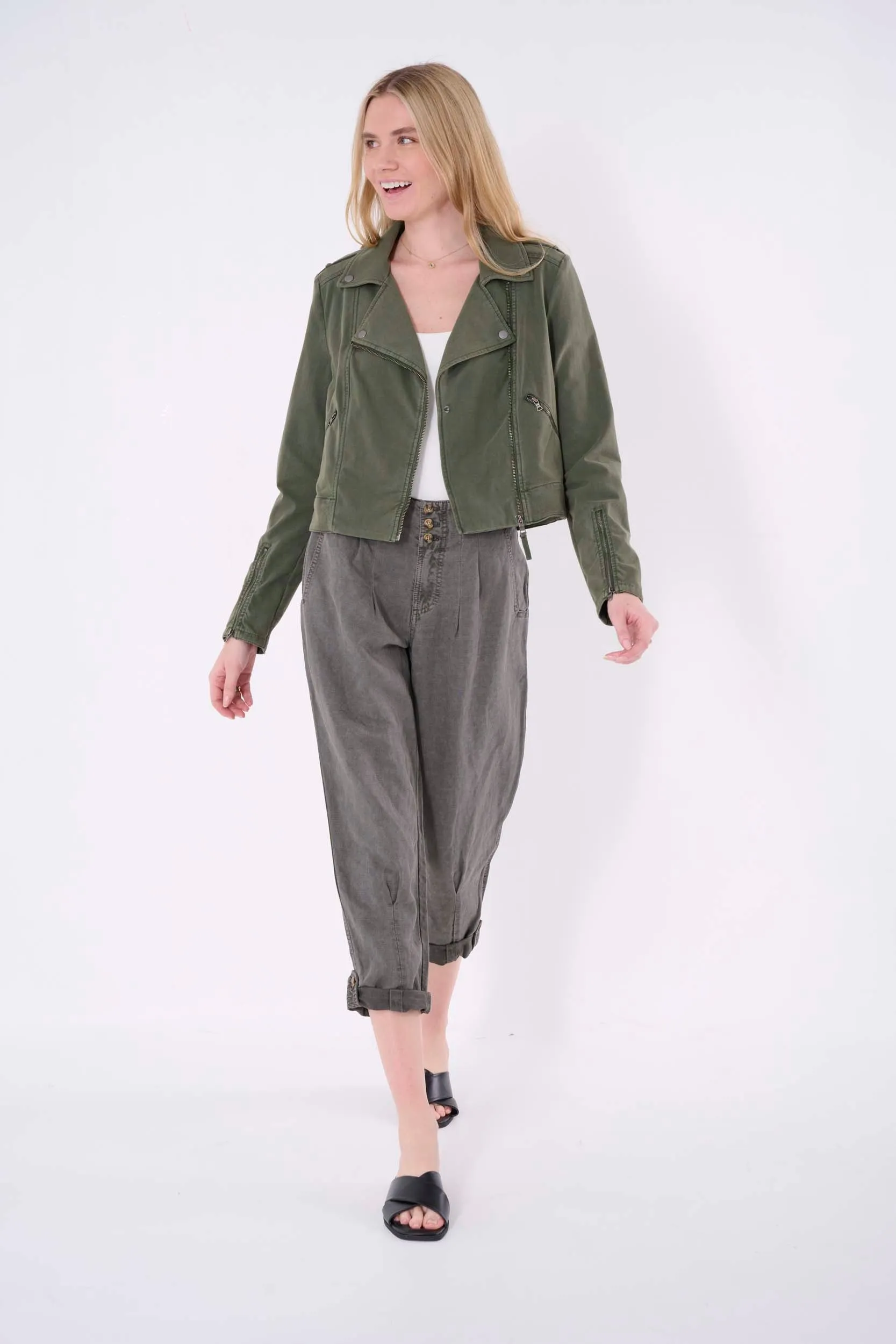 Nicola Solid Pleated Pant