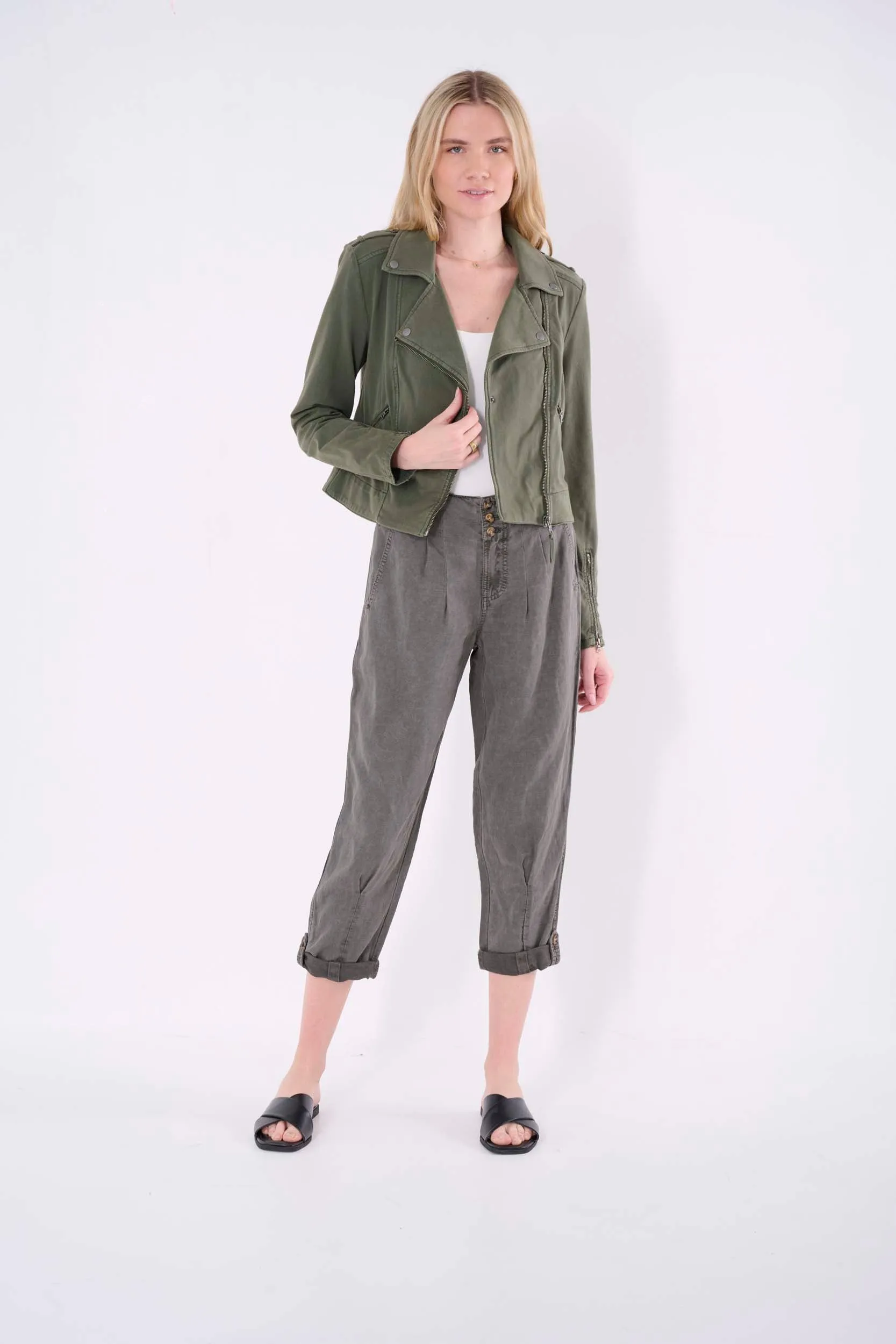 Nicola Solid Pleated Pant