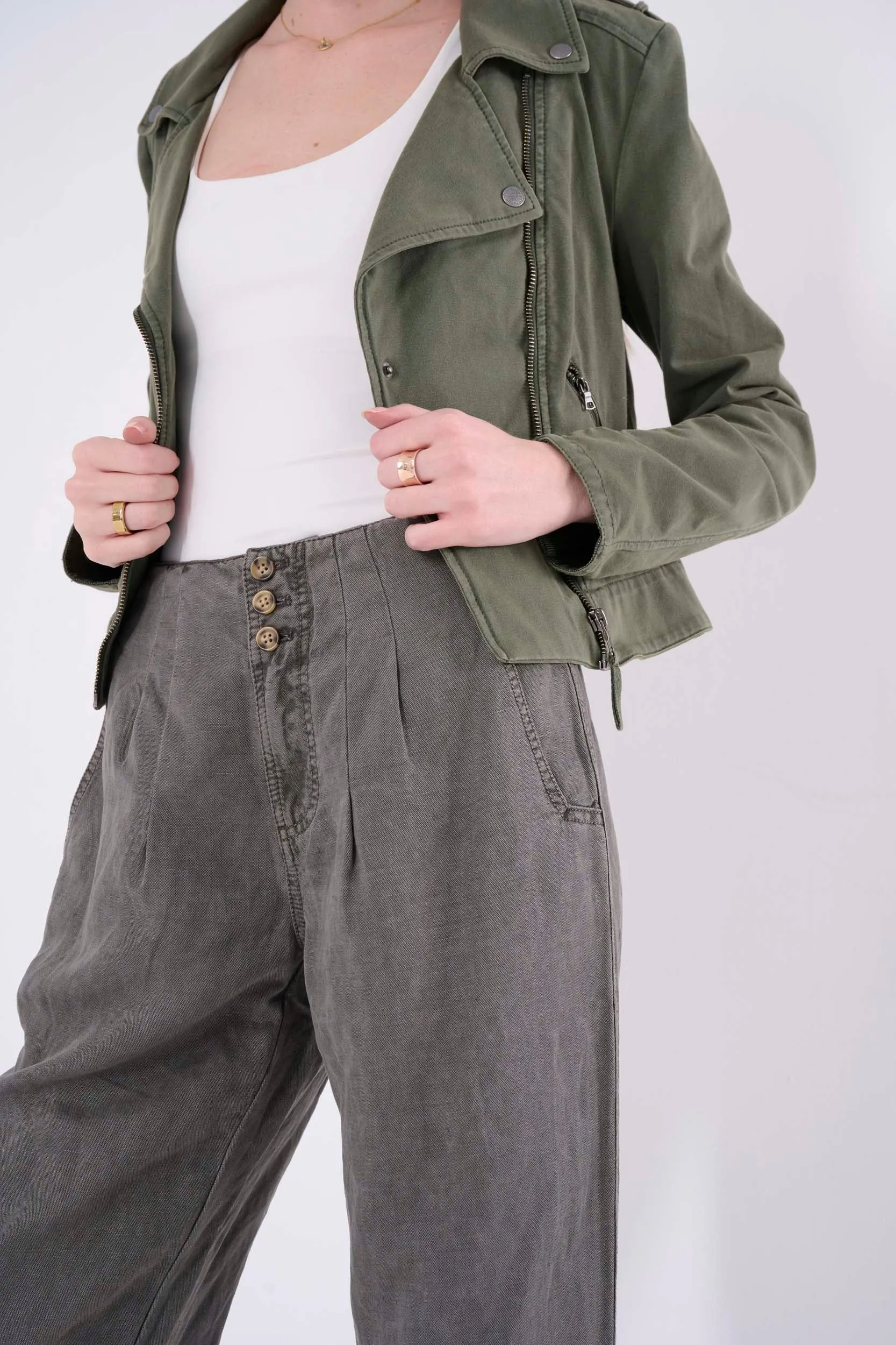 Nicola Solid Pleated Pant