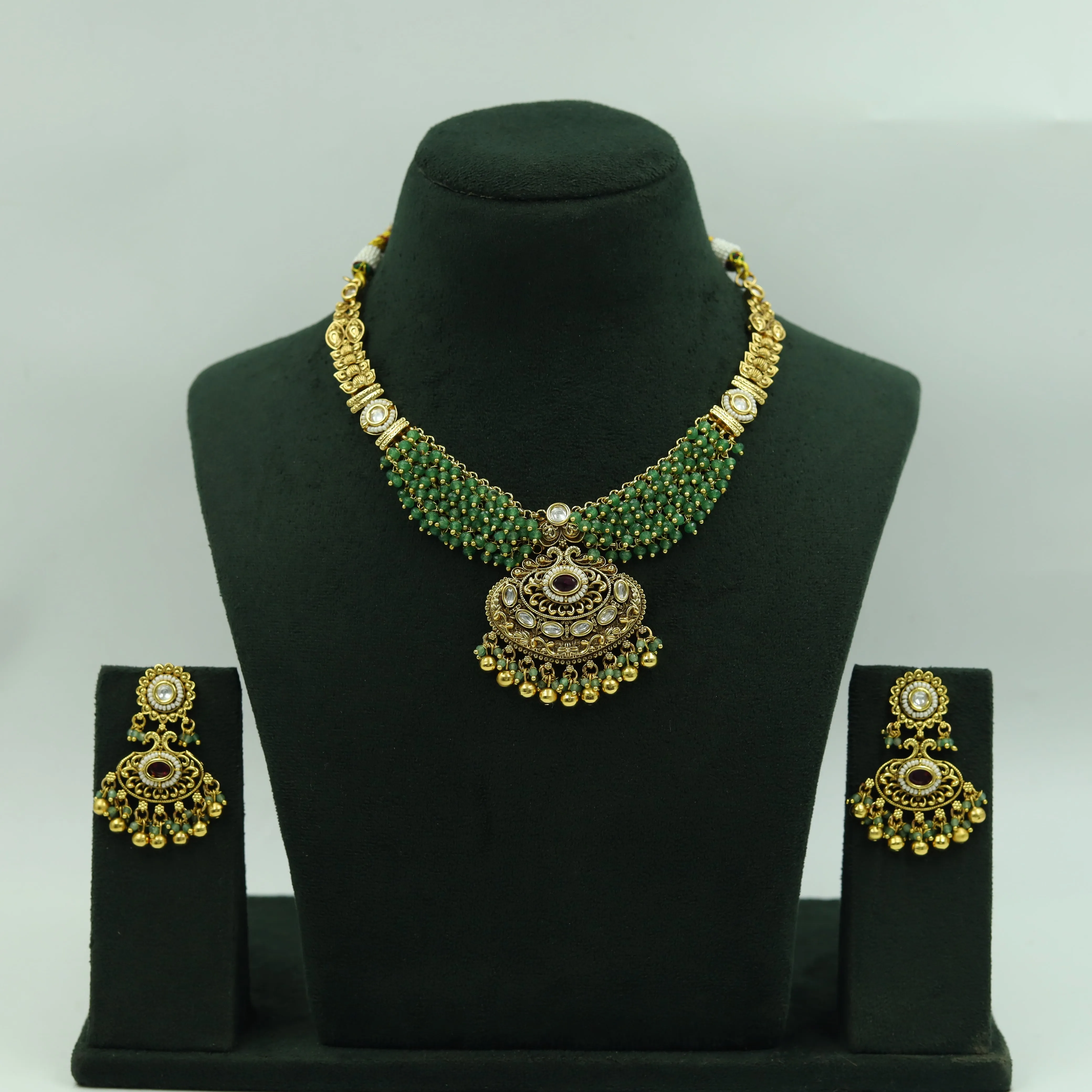 Round Neck Antique Necklace Set 16310-28