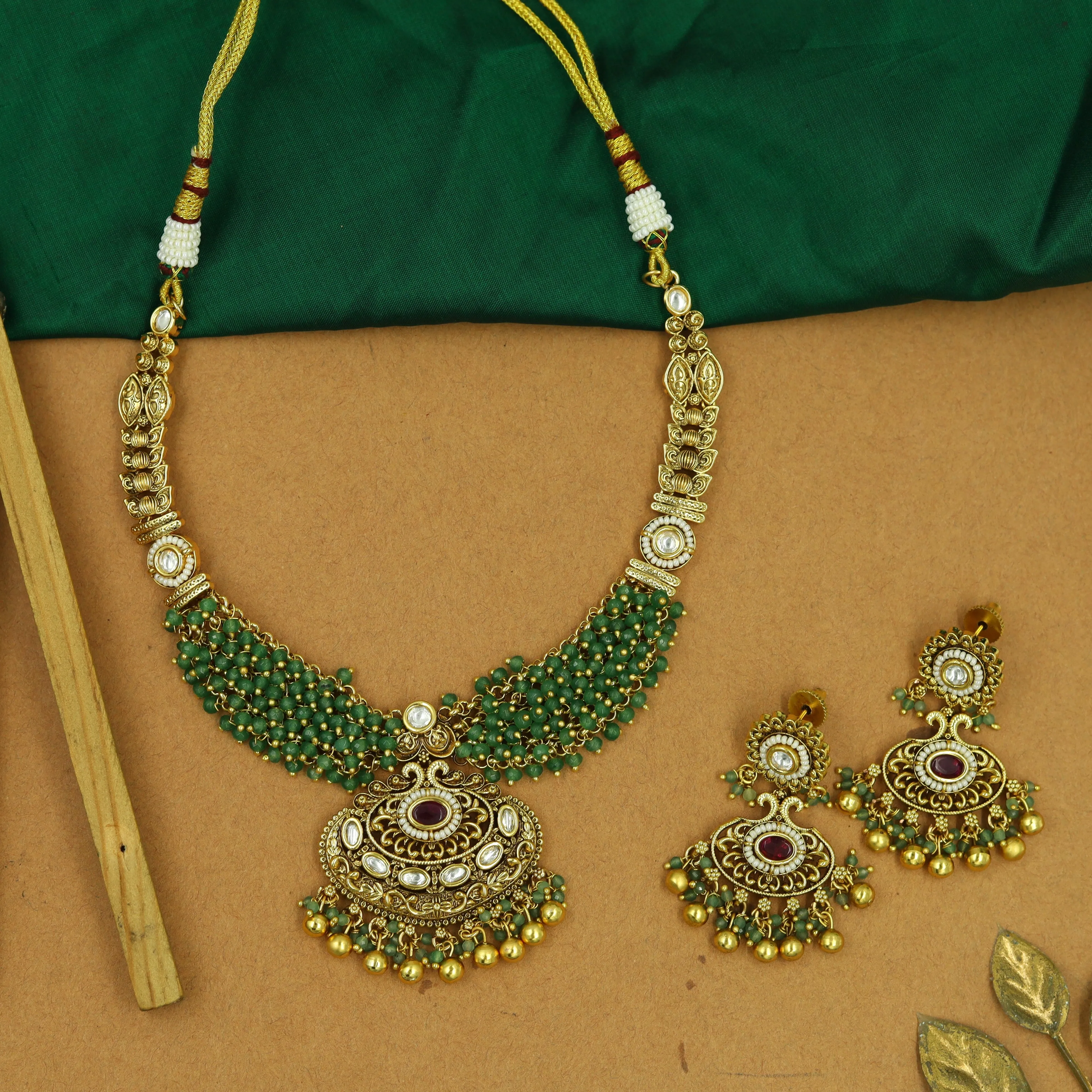Round Neck Antique Necklace Set 16310-28