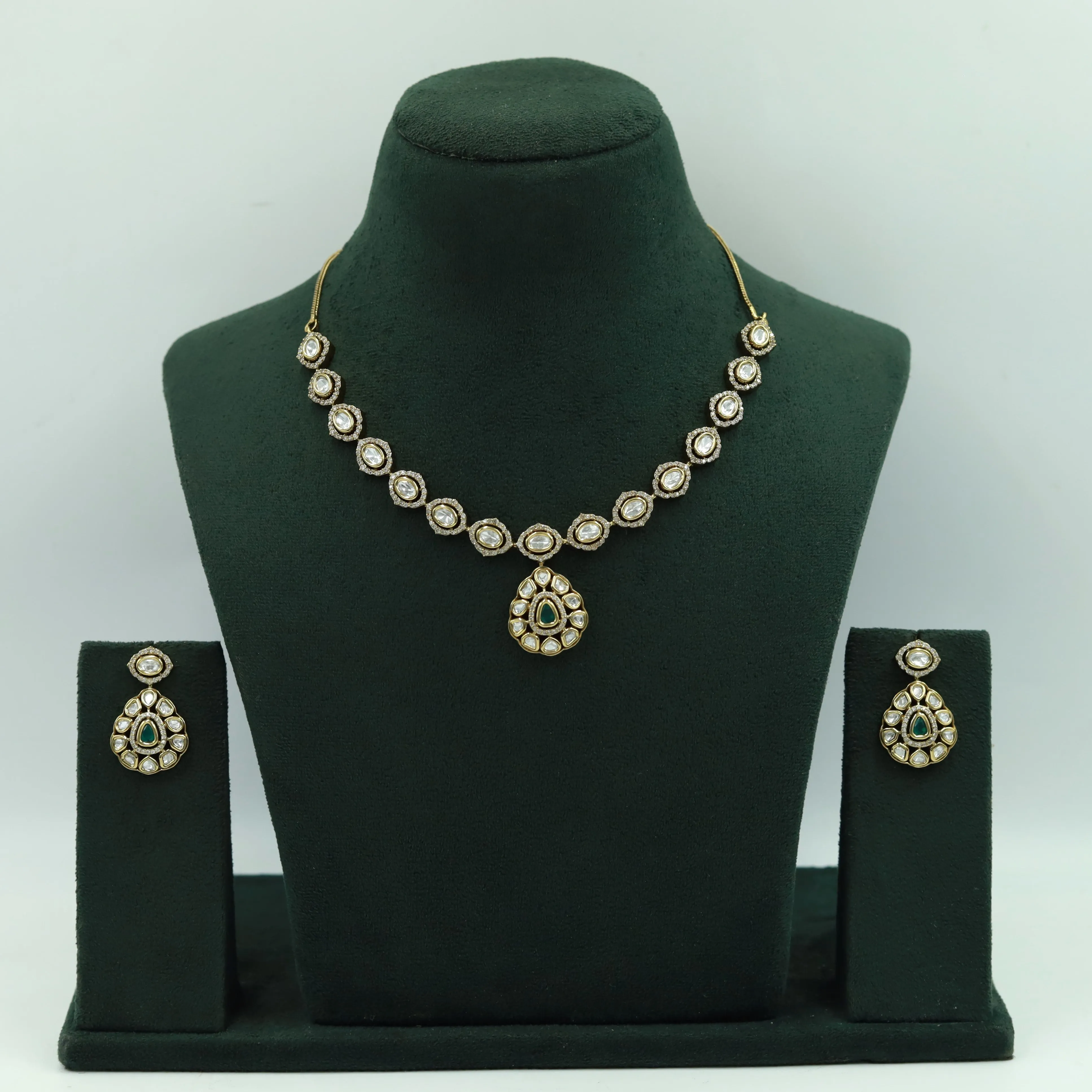 Round Neck Kundan Necklace Set 15511-91