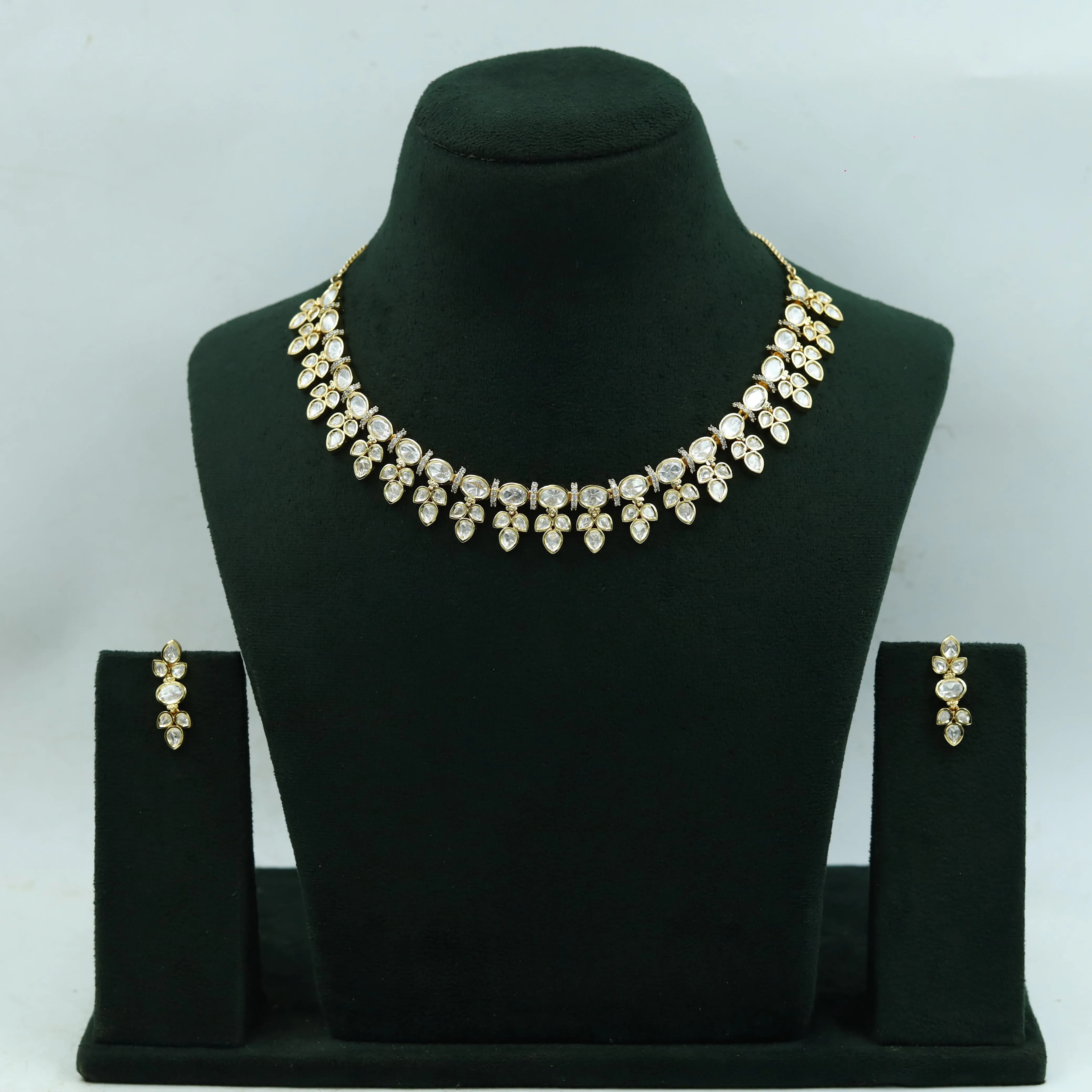 Round Neck Kundan Necklace Set 15612-28