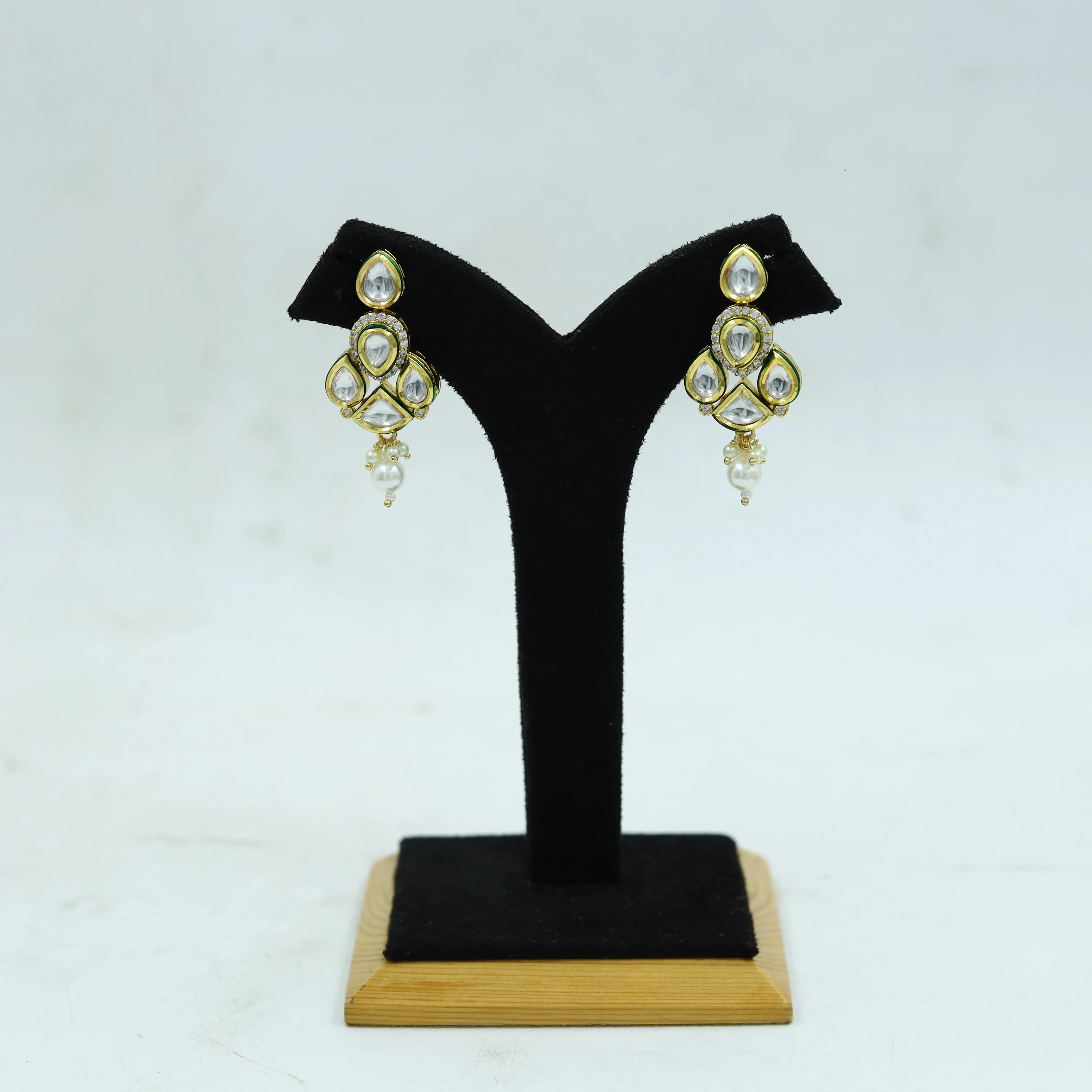 Round Neck Kundan Necklace Set 15620-28