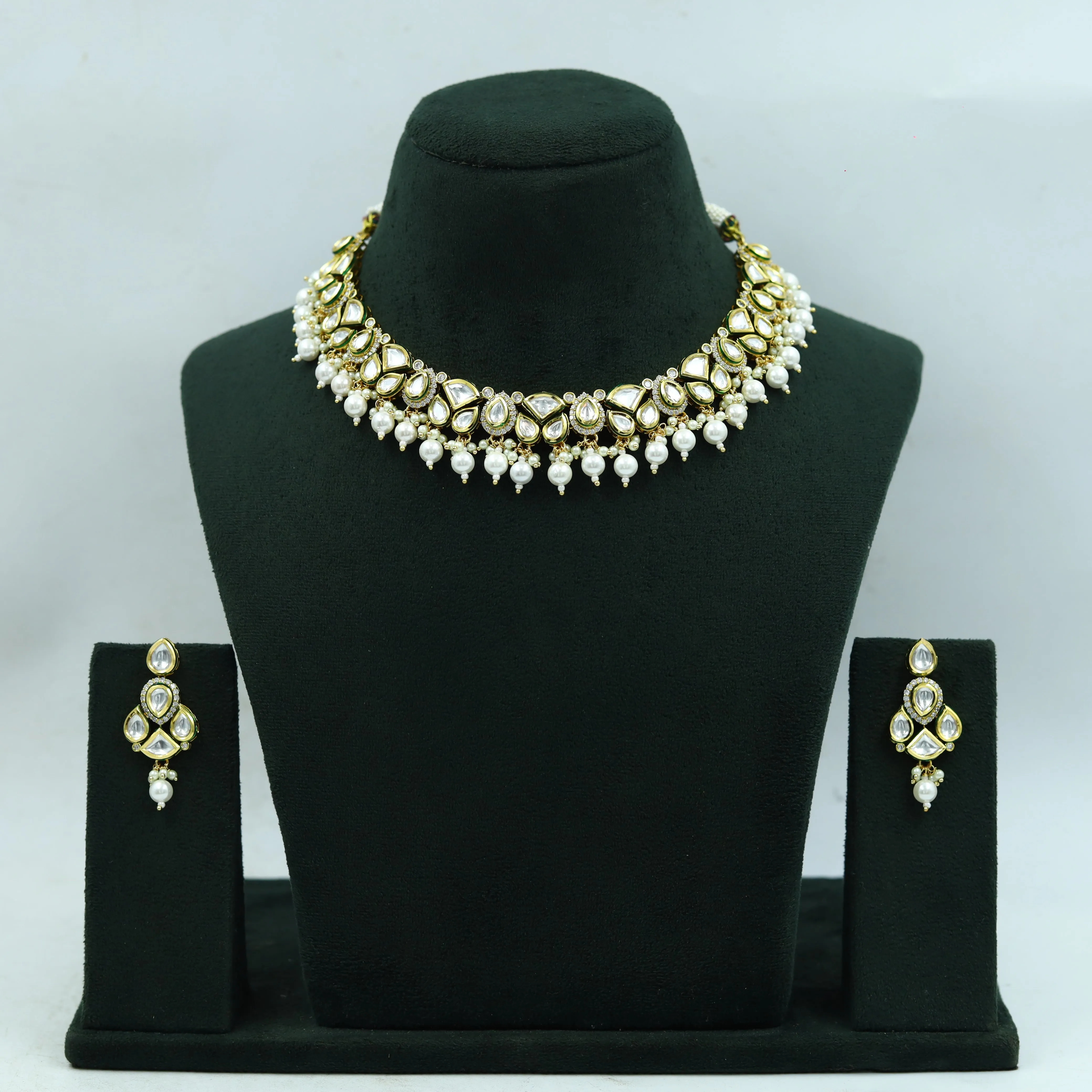 Round Neck Kundan Necklace Set 15620-28
